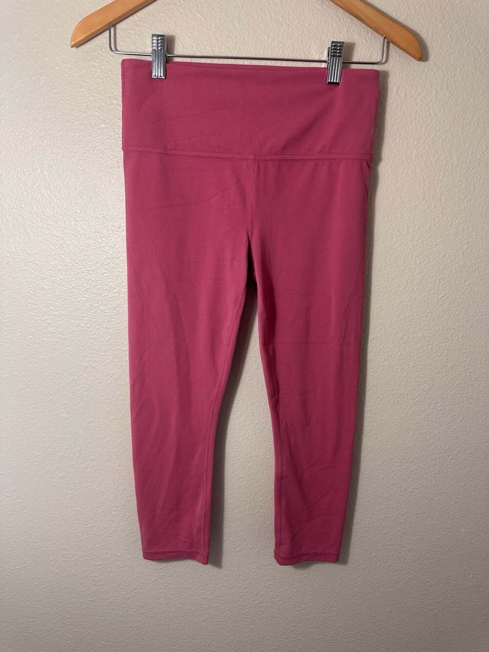 Athleta Small Pink Berry Capri Leggings Activewear Cropped Workout Pants